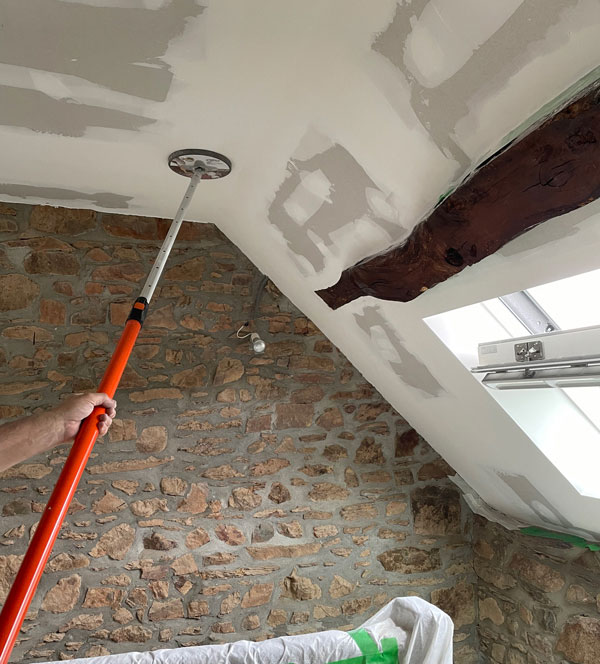 découvrez le coût du ponçage de mur, les facteurs qui influencent le prix, et obtenez des conseils pour bien préparer vos travaux de rénovation.