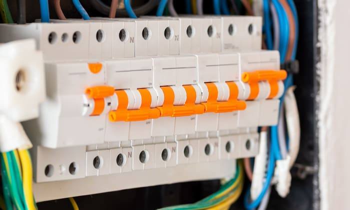 découvrez le coût moyen pour la pose d'un disjoncteur par un professionnel, les facteurs influençant le prix, et comment obtenir un devis précis pour vos travaux électriques.