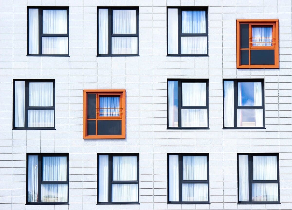 découvrez le coût de la pose de fenêtre : prix moyens, facteurs influençant les tarifs et conseils pour installer vos fenêtres efficacement.