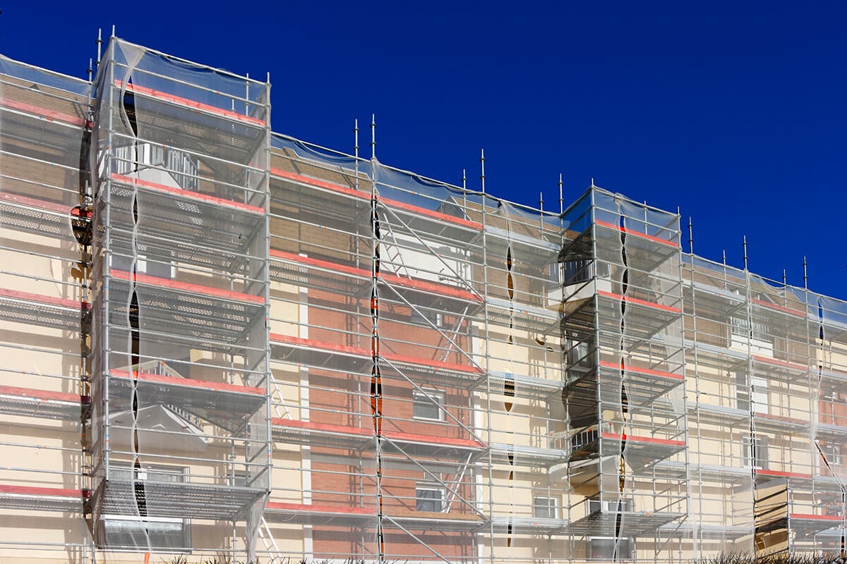 découvrez le coût du ravalement de façade et obtenez des conseils pour estimer votre budget travaux de rénovation extérieure.