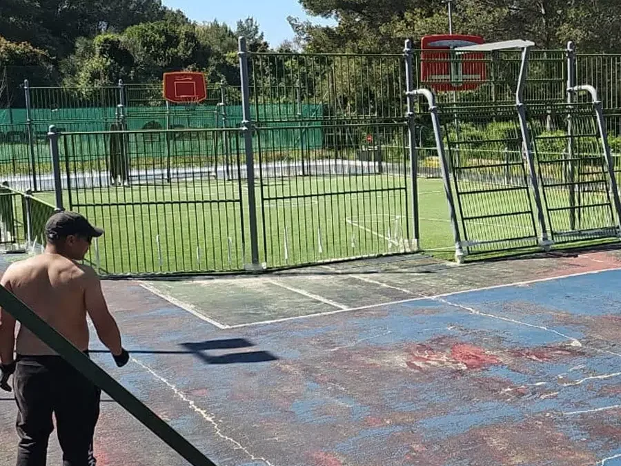 découvrez le coût réel pour la construction d'un terrain de tennis, incluant les matériaux, la main d'œuvre et les frais annexes pour un projet réussi.