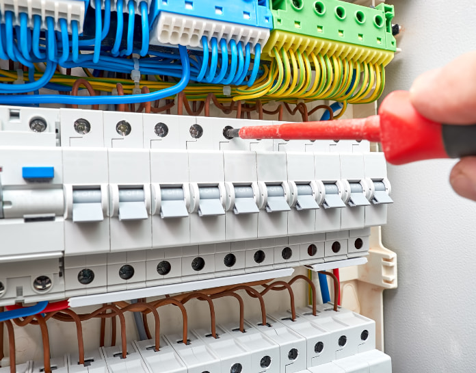 découvrez le coût pour une remise aux normes électrique sécurisée, garantissant la conformité et la sécurité de votre installation.