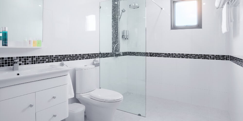 découvrez le coût moyen pour le remplacement d'une baignoire par une douche, les facteurs influençant le prix et des conseils pour optimiser votre budget rénovation.