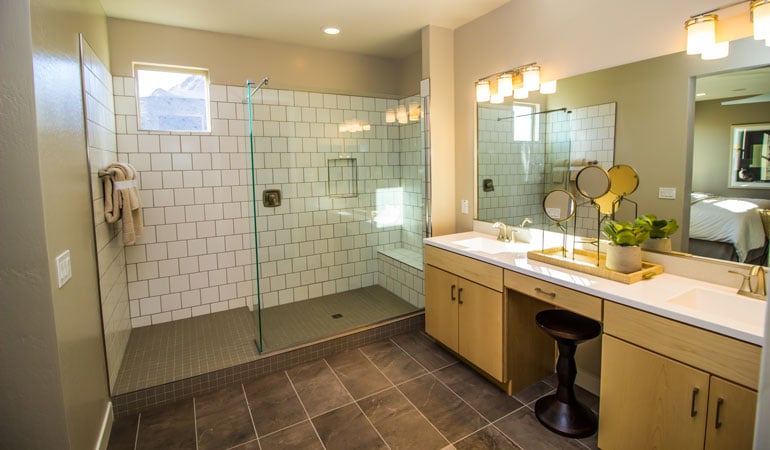 découvrez le coût du remplacement d'une baignoire par une douche : prix moyens, facteurs influençant les tarifs, et conseils pour bien préparer votre projet de rénovation.