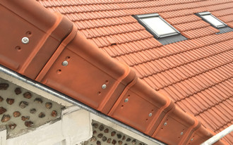 découvrez le coût du remplacement d'une tuile et obtenez des conseils pour évaluer les prix, choisir les matériaux adaptés et réaliser vos travaux en toute sérénité.