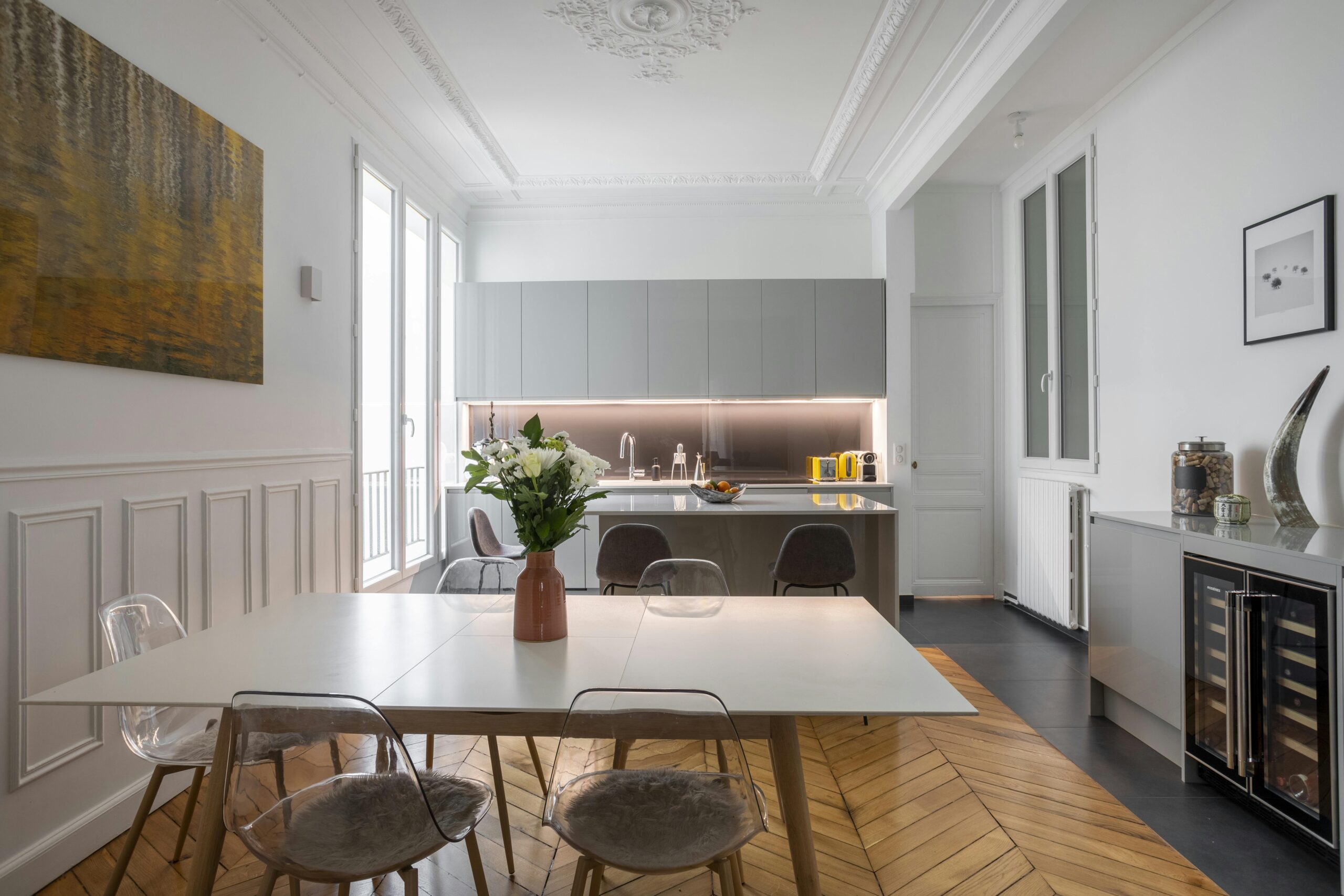 découvrez les facteurs influençant le coût de la rénovation d'un appartement et obtenez des conseils pour bien estimer votre budget.