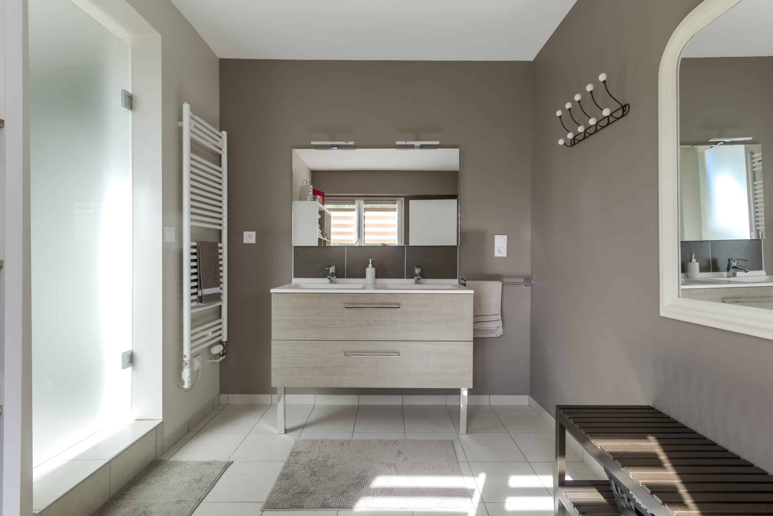 découvrez le coût moyen de la rénovation de bureau au m², avec des conseils pour bien estimer votre budget et optimiser vos travaux.