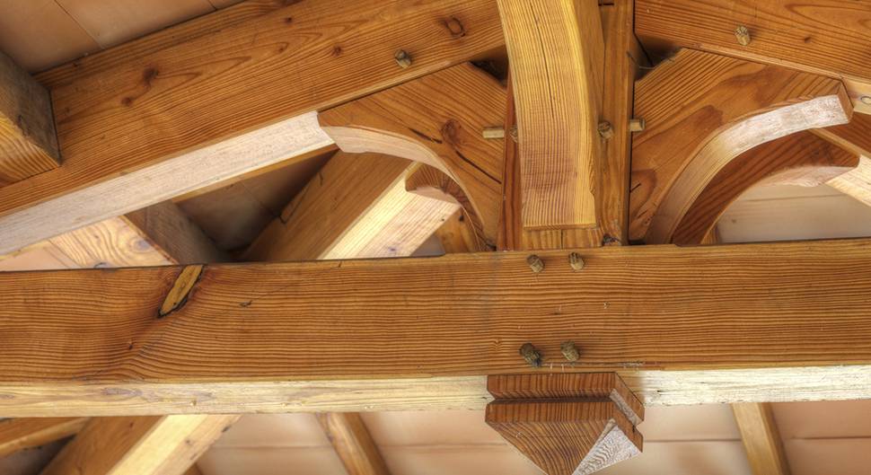 découvrez les coûts de rénovation d'une charpente en bois : tarifs, facteurs influents et conseils pour un projet réussi.