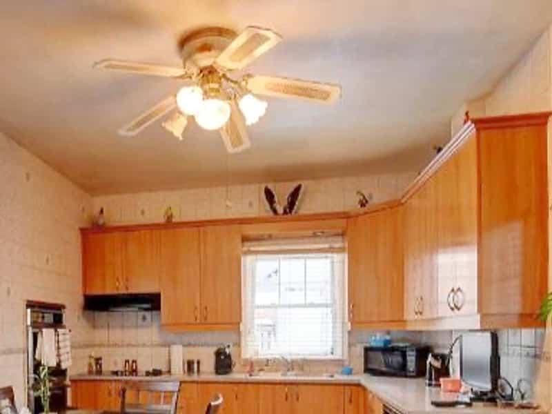 découvrez les coûts moyens pour la rénovation de votre cuisine et obtenez des conseils pour optimiser votre budget travaux.