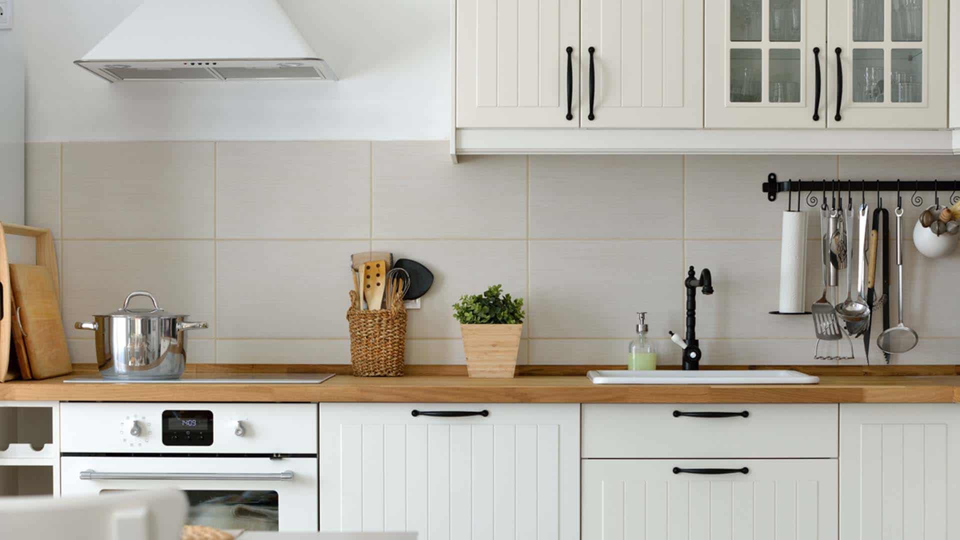 découvrez notre guide complet pour estimer le coût de la rénovation de votre cuisine. conseils pratiques et astuces pour gérer votre budget efficacement.