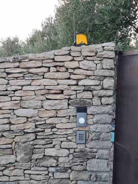 découvrez le coût moyen pour la rénovation électrique d'une maison de 100m2, incluant matériaux, main-d'œuvre et conseils pour un budget maîtrisé.