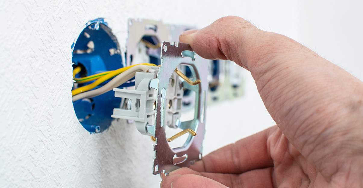 découvrez le coût de la rénovation électrique pour votre logement, avec des conseils pour estimer votre budget et réaliser des travaux en toute sécurité.