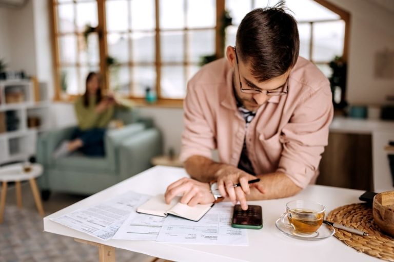 découvrez le coût moyen pour la rénovation électrique de votre maison, facteurs influençant le prix, et conseils pour un projet sûr et conforme aux normes.