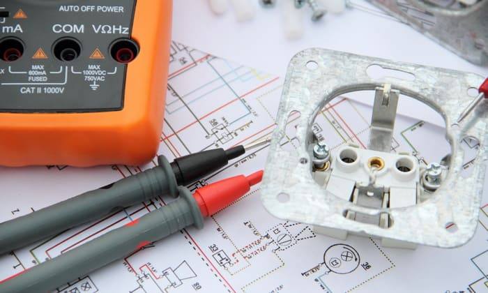 découvrez les coûts de rénovation électrique pour votre logement et obtenez des conseils pour bien planifier vos travaux tout en respectant votre budget.