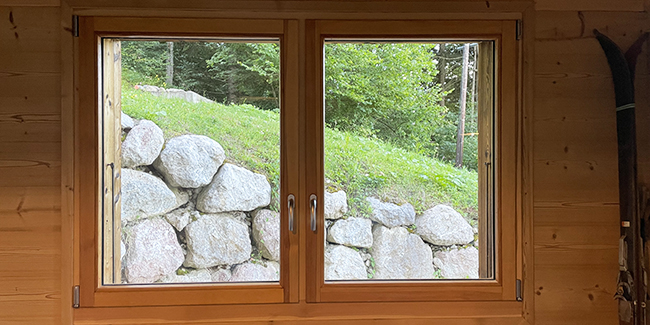 découvrez le coût de la rénovation d'une fenêtre en bois et obtenez des conseils pour estimer votre budget et choisir les meilleures solutions pour votre projet.