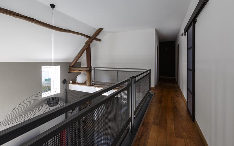 découvrez le coût de la rénovation d'une grange en habitation : estimation des travaux, matériaux, et conseils pour un projet réussi.