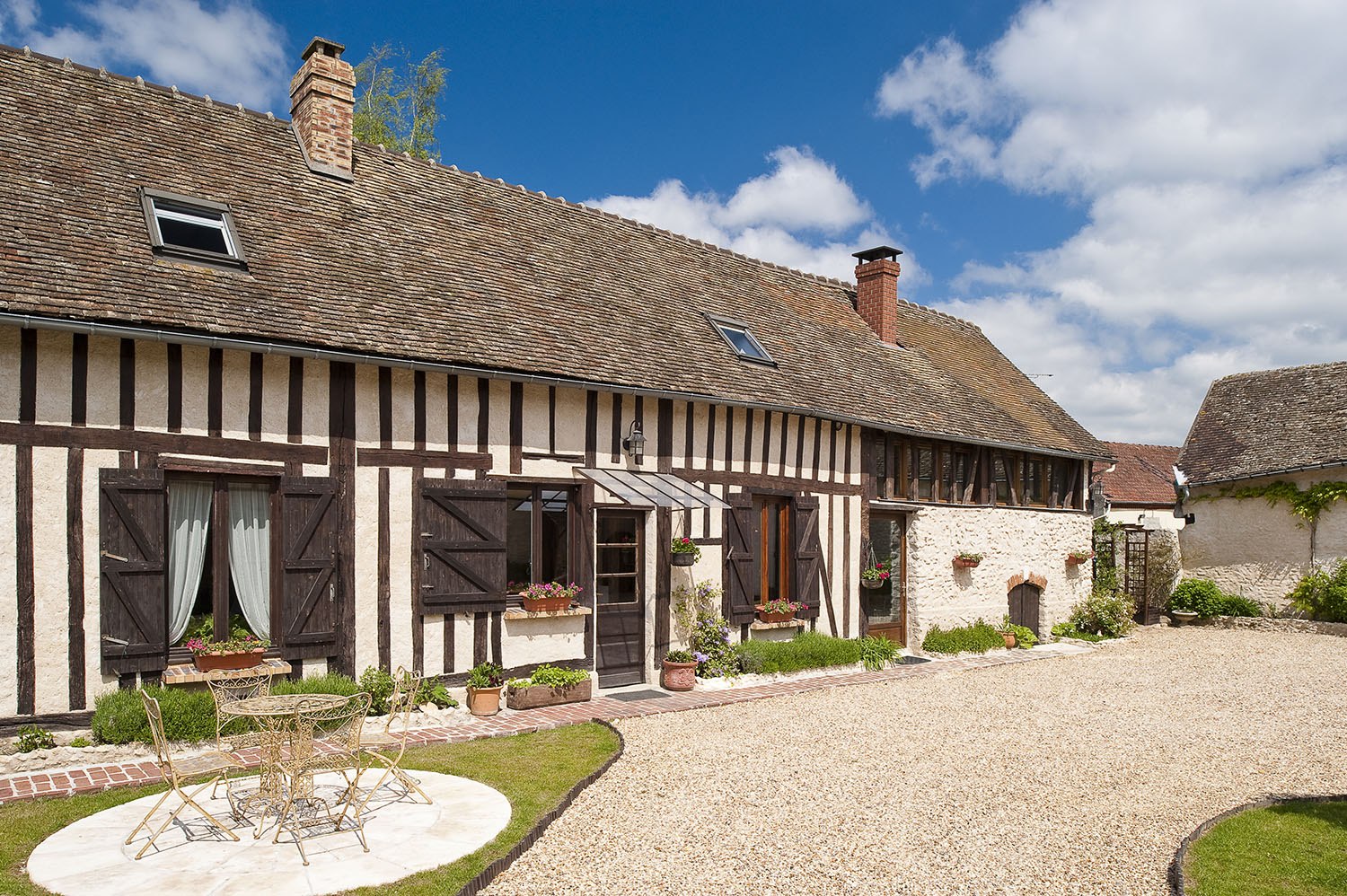 découvrez le coût estimatif pour la rénovation d'une maison de 200 m², avec des conseils pour bien planifier vos travaux et optimiser votre budget.