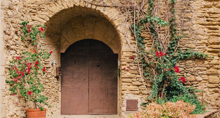 découvrez les coûts moyens pour la rénovation d'une maison ancienne, avec conseils pour optimiser votre budget et valoriser votre patrimoine immobilier.