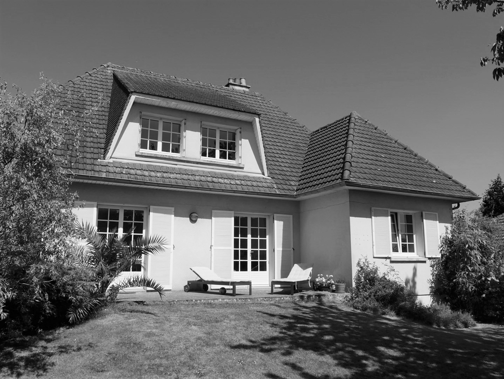 découvrez les coûts estimatifs pour la rénovation d'une maison des années 70, avec des conseils pour optimiser votre budget et moderniser votre habitat.