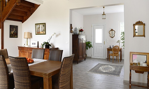 découvrez le coût moyen pour la rénovation d'une maison des années 70 et obtenez des conseils pour bien planifier votre projet de rénovation.