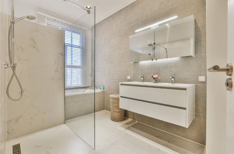 découvrez le coût moyen pour la rénovation d'une salle de bain de 12m², incluant matériaux, main-d'œuvre et conseils pour un projet réussi.