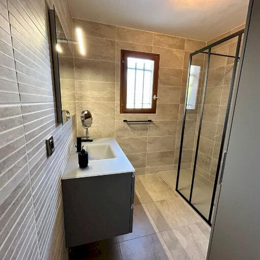 découvrez le coût moyen pour la rénovation d'une salle de bain de 6m2 : matériaux, main-d'œuvre et conseils pour un projet réussi et adapté à votre budget.