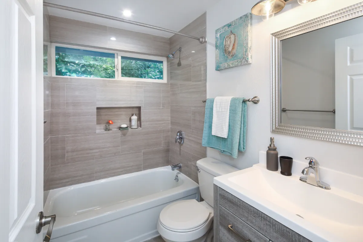 découvrez les coûts moyens pour la rénovation d'une salle de bain, astuces pour bien budgétiser vos travaux et conseils pour économiser sans compromettre la qualité.