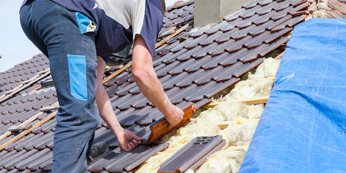 découvrez les coûts moyens pour la rénovation de toit, les facteurs qui influencent le prix, et obtenez des conseils pour budgétiser efficacement votre projet de toiture.