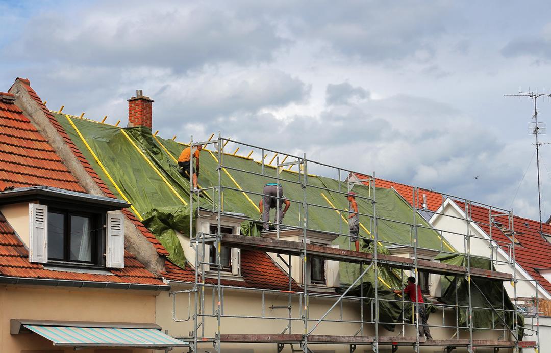 découvrez les facteurs influençant le coût de la rénovation de votre toiture et obtenez des conseils pour un projet réussi et économique.