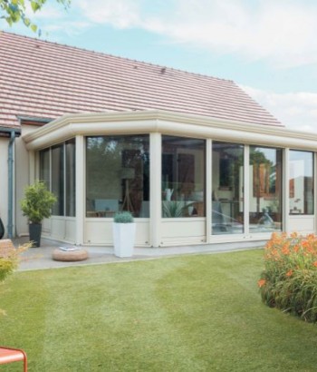 découvrez les coûts moyens pour la rénovation d'une véranda et obtenez des conseils pour budgétiser efficacement votre projet.