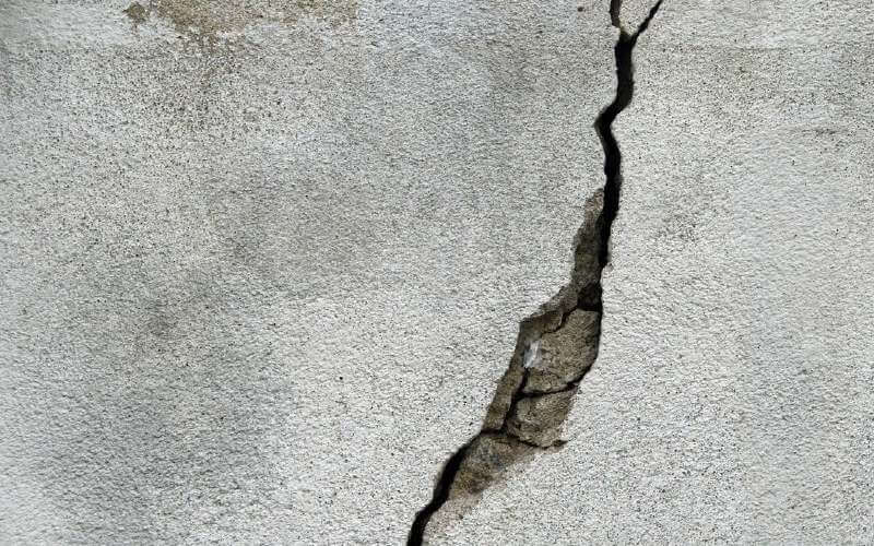 découvrez le coût de la réparation des fissures sur façade, les différents facteurs qui influencent le prix et des conseils pour bien entretenir votre extérieur.