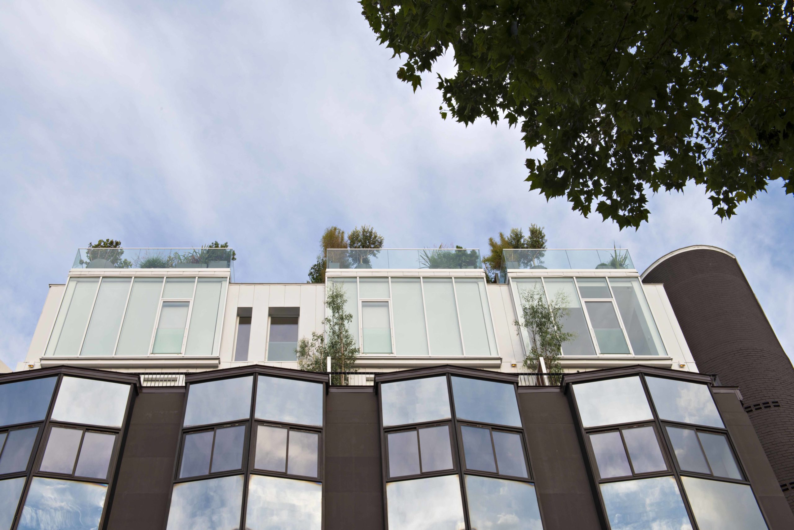 découvrez les coûts estimés pour la surélévation d'un immeuble, incluant les aspects techniques, réglementaires et financiers pour réussir votre projet immobilier.