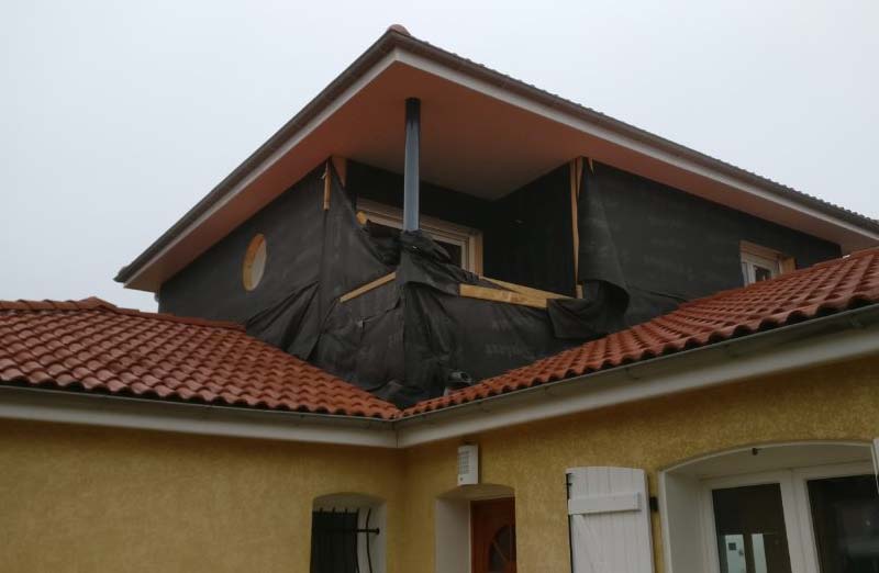 découvrez le coût de la surélévation de maison, les facteurs qui influencent le prix et des conseils pour bien planifier votre projet d'agrandissement.