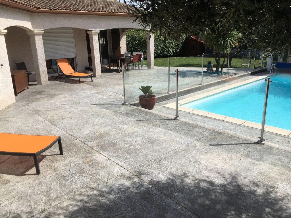 découvrez le coût d'une terrasse en béton : prix moyens, facteurs influençants et conseils pour un projet réussi.