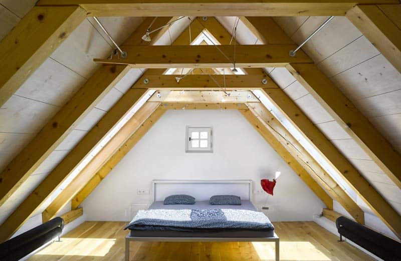 découvrez le coût de la transformation des combles : estimations détaillées, facteurs influents et conseils pour optimiser votre budget de rénovation.