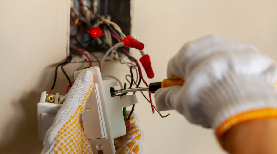 estimez le coût des travaux d'électricité pour une maison de 150 m2 : tarifs, matériaux, et conseils pour un budget maîtrisé.