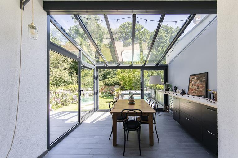 découvrez le coût d'une verrière, les facteurs qui influencent son prix et des conseils pour bien choisir et installer votre verrière.