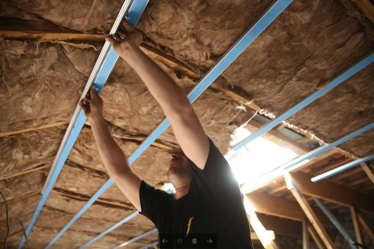 découvrez les coûts d'isolation des combles pour améliorer l'efficacité énergétique de votre maison et réduire vos factures de chauffage.