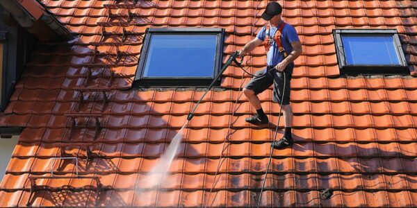 couvreur expert à rennes spécialisé dans la rénovation et l'installation de toitures durables, alliant qualité, résistance et esthétique pour protéger votre habitation.