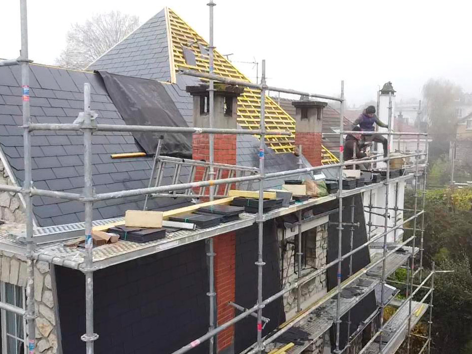 couvreur expert à marly-le-roi, spécialisé en réparation, rénovation et entretien de toitures. service rapide et professionnel pour assurer la durabilité de votre toit.