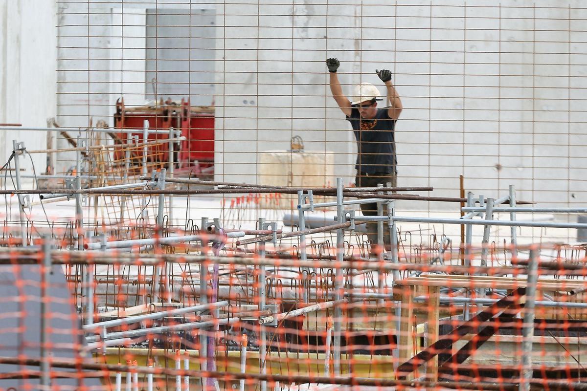 découvrez les causes et conséquences de la crise du bâtiment ainsi que les solutions pour surmonter les défis du secteur de la construction.