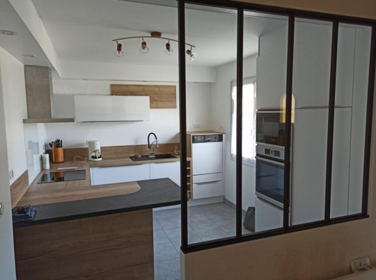 découvrez comment aménager efficacement une cuisine en u de 5m2, alliant fonctionnalité et style pour optimiser chaque centimètre de votre espace.