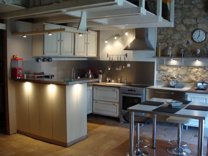 découvrez l'élégance intemporelle de la cuisine ancienne, alliant charme d'antan et fonctionnalité moderne pour un espace chaleureux et authentique.