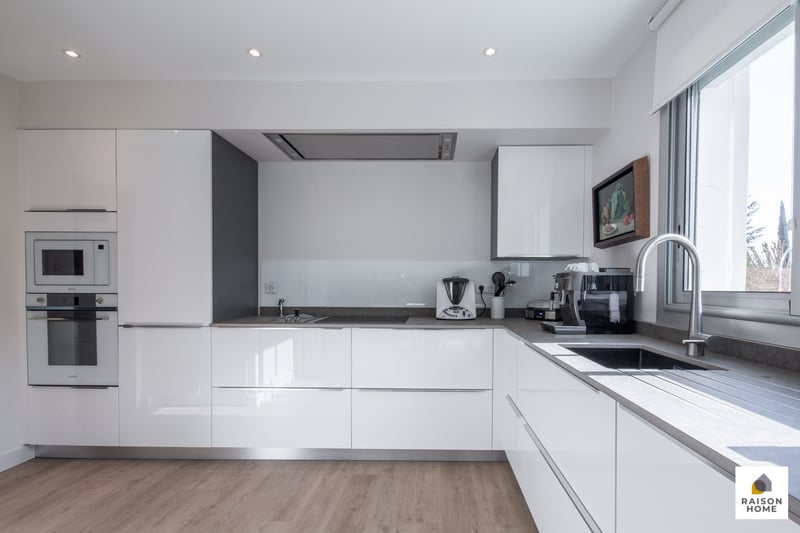 découvrez la cuisine moderne blanche, alliant élégance et luminosité pour un espace de vie contemporain et accueillant.