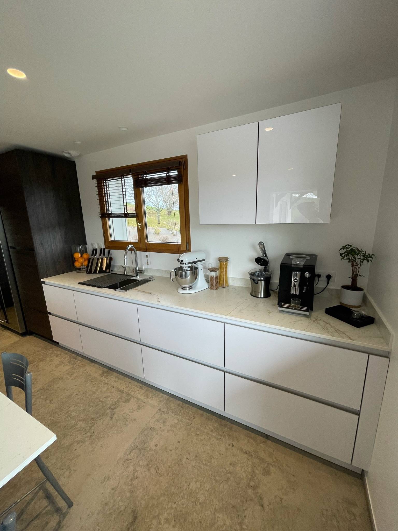 découvrez la cuisine voxtorp blanche, un modèle moderne et élégant alliant design épuré et fonctionnalité pour sublimer votre intérieur.