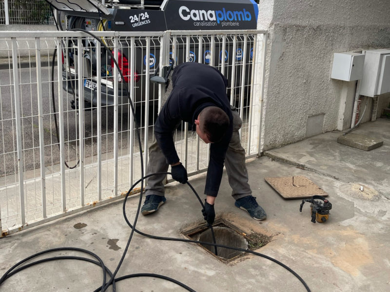 service de débouchage canalisation en urgence, intervention rapide 24h/24 pour résoudre tous vos problèmes de canalisations bouchées.