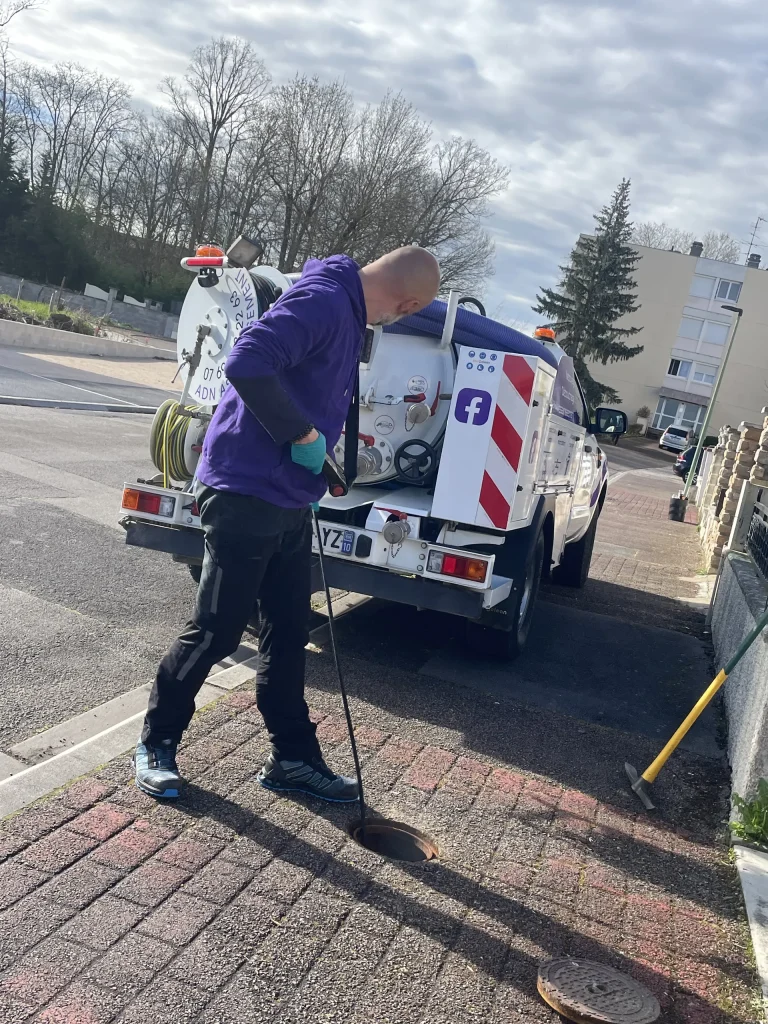 service de débouchage de canalisation en urgence, intervention rapide 24h/24 pour résoudre tous vos problèmes de canalisations bouchées.