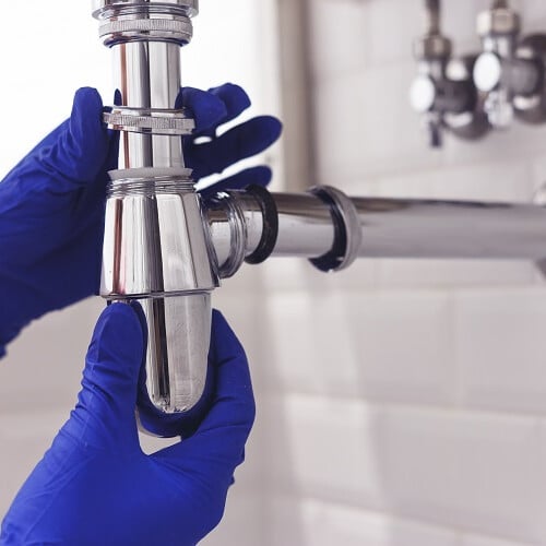 découvrez des méthodes simples et efficaces pour déboucher vos canalisations rapidement et éviter les problèmes de plomberie courants.