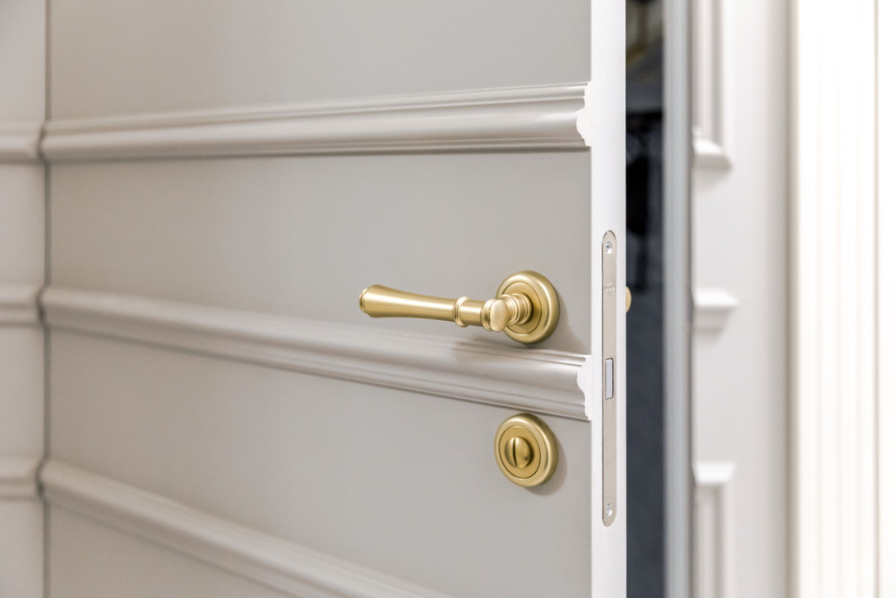 découvrez des idées créatives et faciles pour décorer votre porte intérieure et apporter une touche unique à votre intérieur.