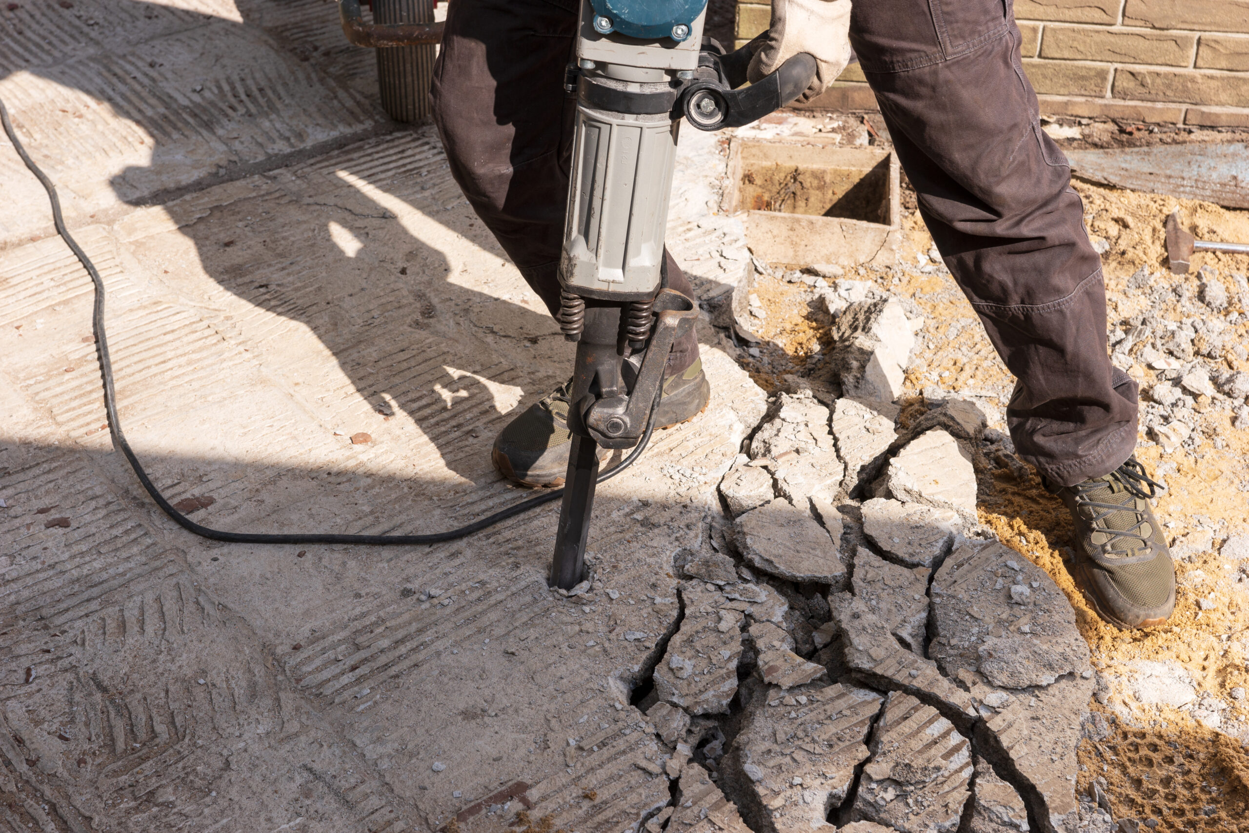 demolir mur beton 1 découvrez les meilleures techniques et outils pour démolir un mur en béton en toute sécurité et efficacité. conseils pratiques pour réussir vos travaux de démolition.